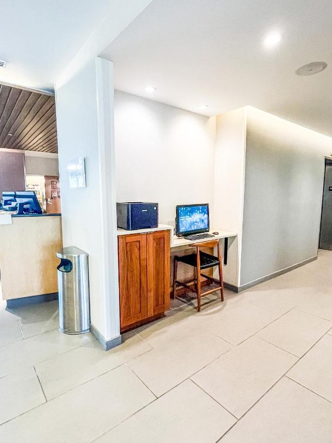 Fairfield Inn & Suites By Marriott Стонтон Экстерьер фото