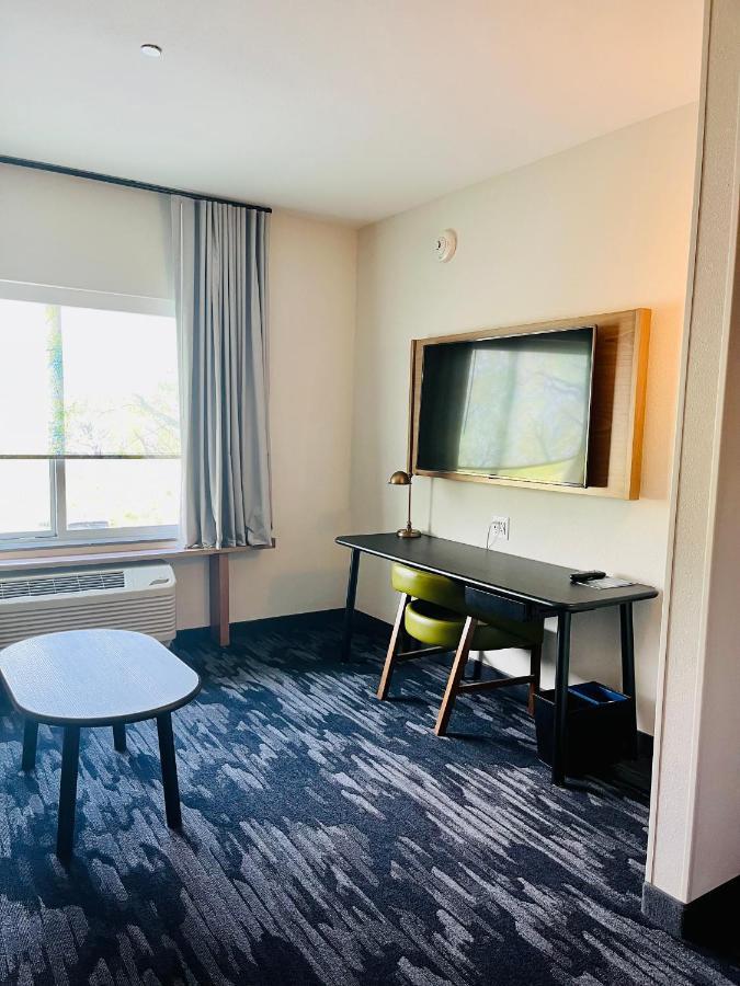Fairfield Inn & Suites By Marriott Стонтон Экстерьер фото