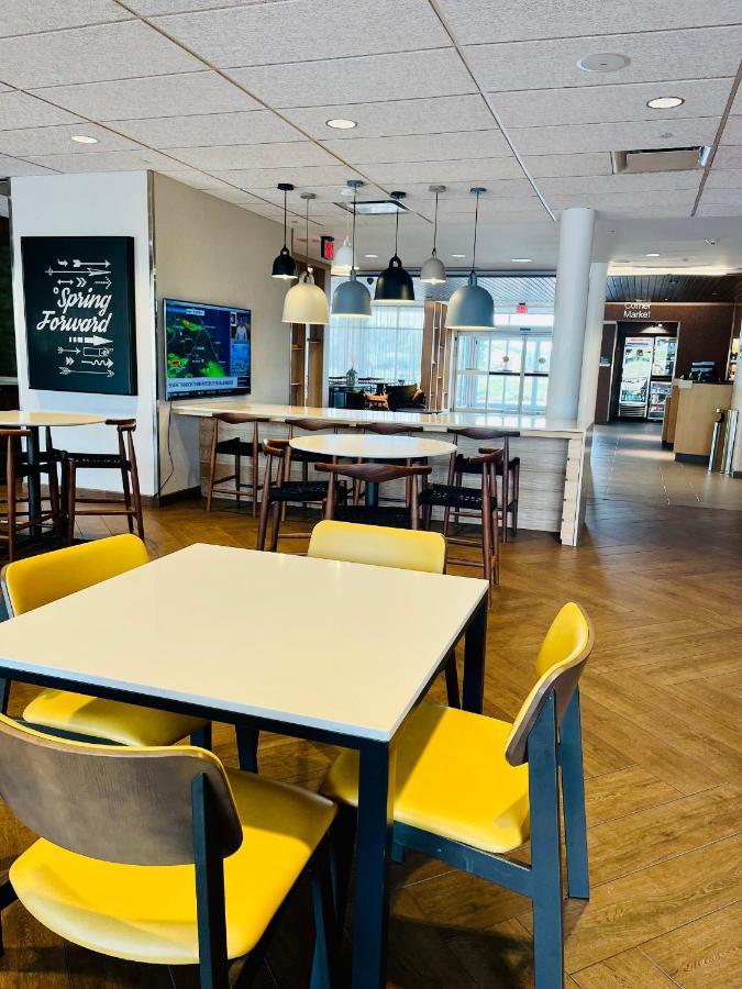 Fairfield Inn & Suites By Marriott Стонтон Экстерьер фото