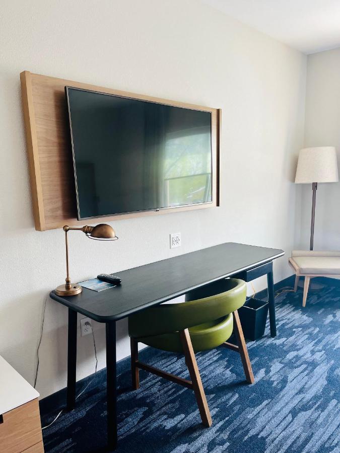 Fairfield Inn & Suites By Marriott Стонтон Экстерьер фото