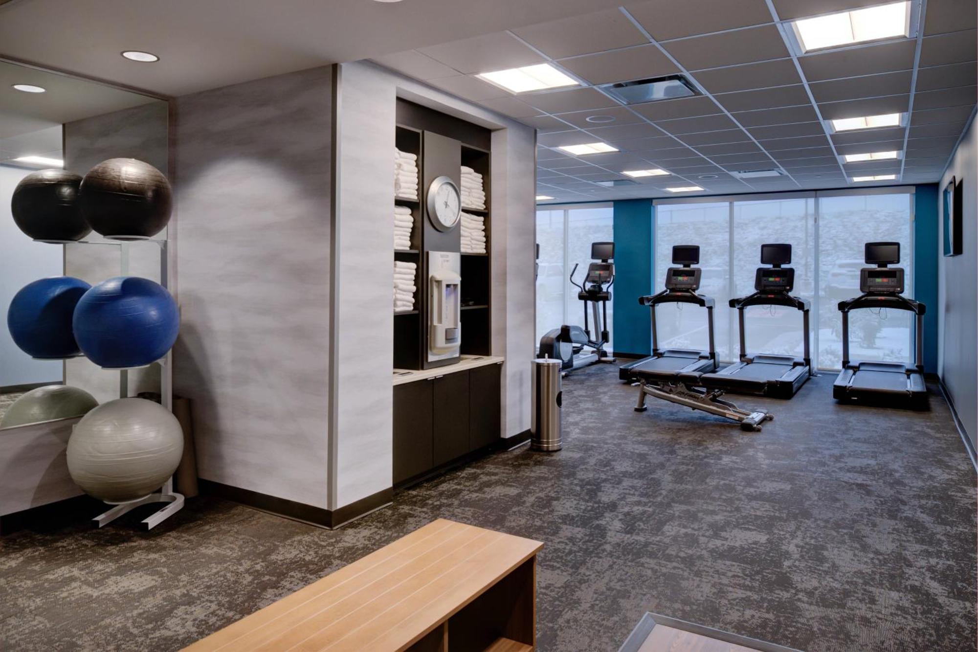 Fairfield Inn & Suites By Marriott Стонтон Экстерьер фото